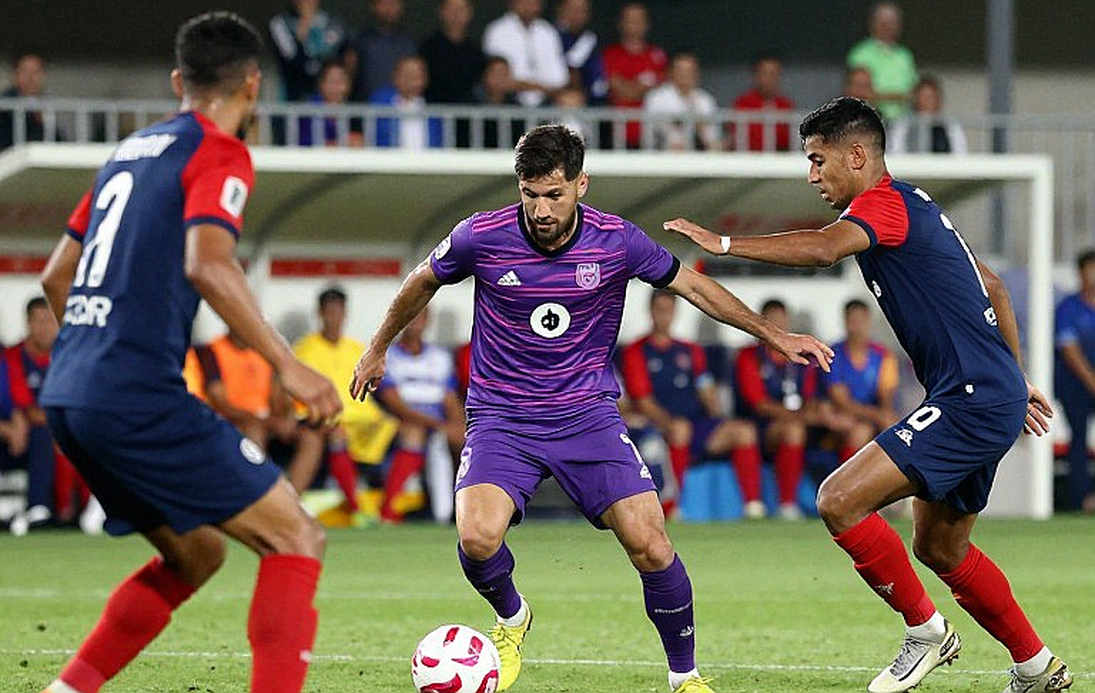 Bóng đá Việt Nam giữa hai dòng chảy: V.League, đào tạo trẻ và những đêm tập không ai nhìn thấy