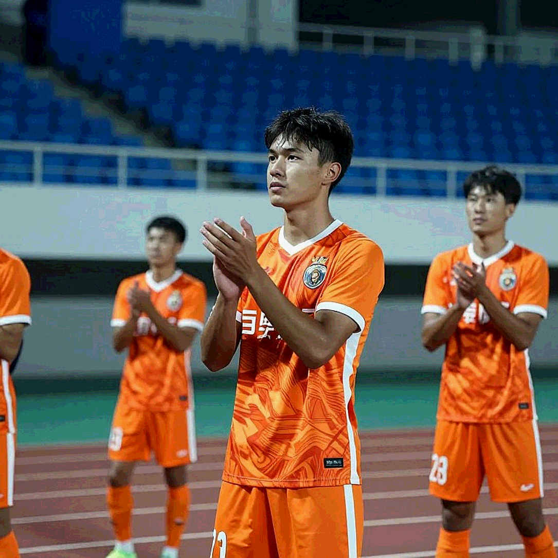 Cú đau đùi phải của Eric García và lỗ hổng mà tỷ số 5-2 che khuất