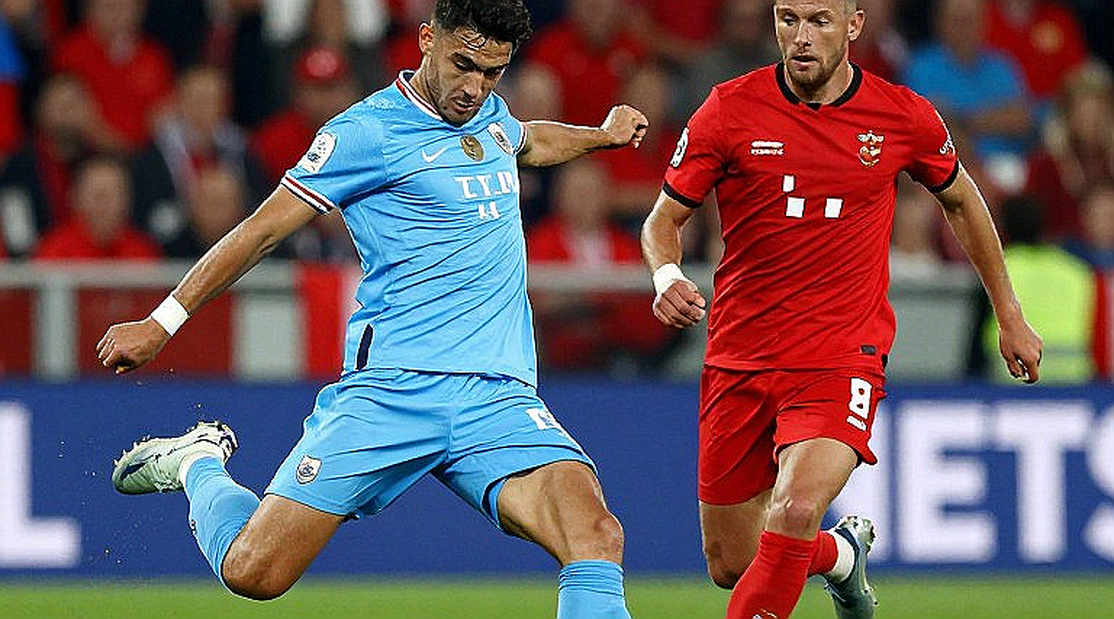 Ronaldo dẫn 62% ở Bóng vàng đặc biệt: lá phiếu cộng đồng và cuộc đua của ký ức
