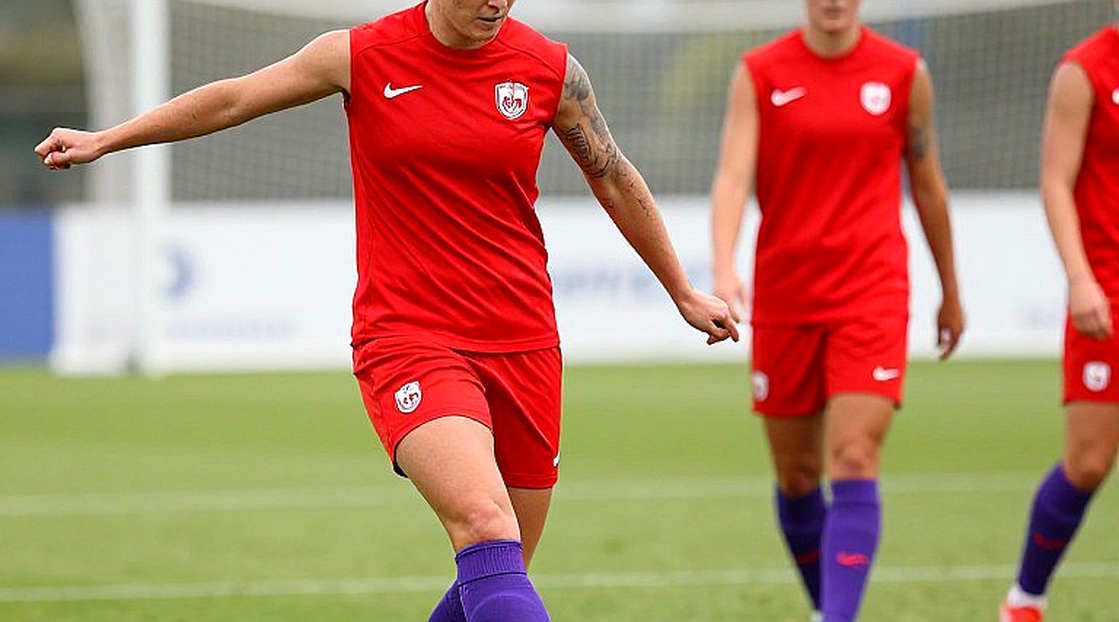 Khung gỗ Chelsea và vết nứt sau cú va chạm ở Hill Dickinson