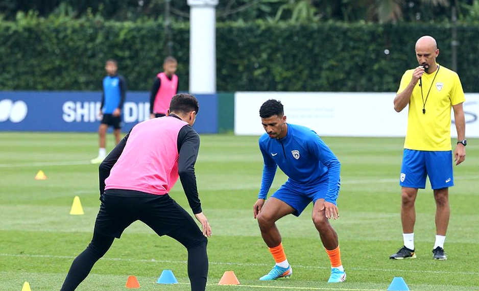 Teun Koopmeiners ở vai trung vệ lệch trái: thử nghiệm của Koeman và khoảng trống sau lưng