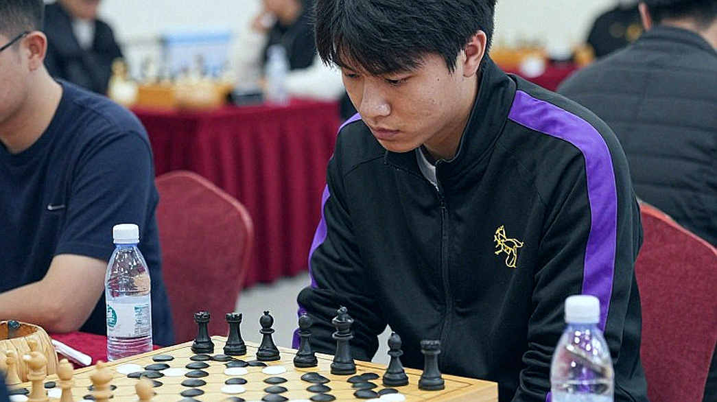 60 phút cho năm tổ hợp Najdorf — Daniel King và cỗ máy bán 'bản cập nhật' lý thuyết cờ vua