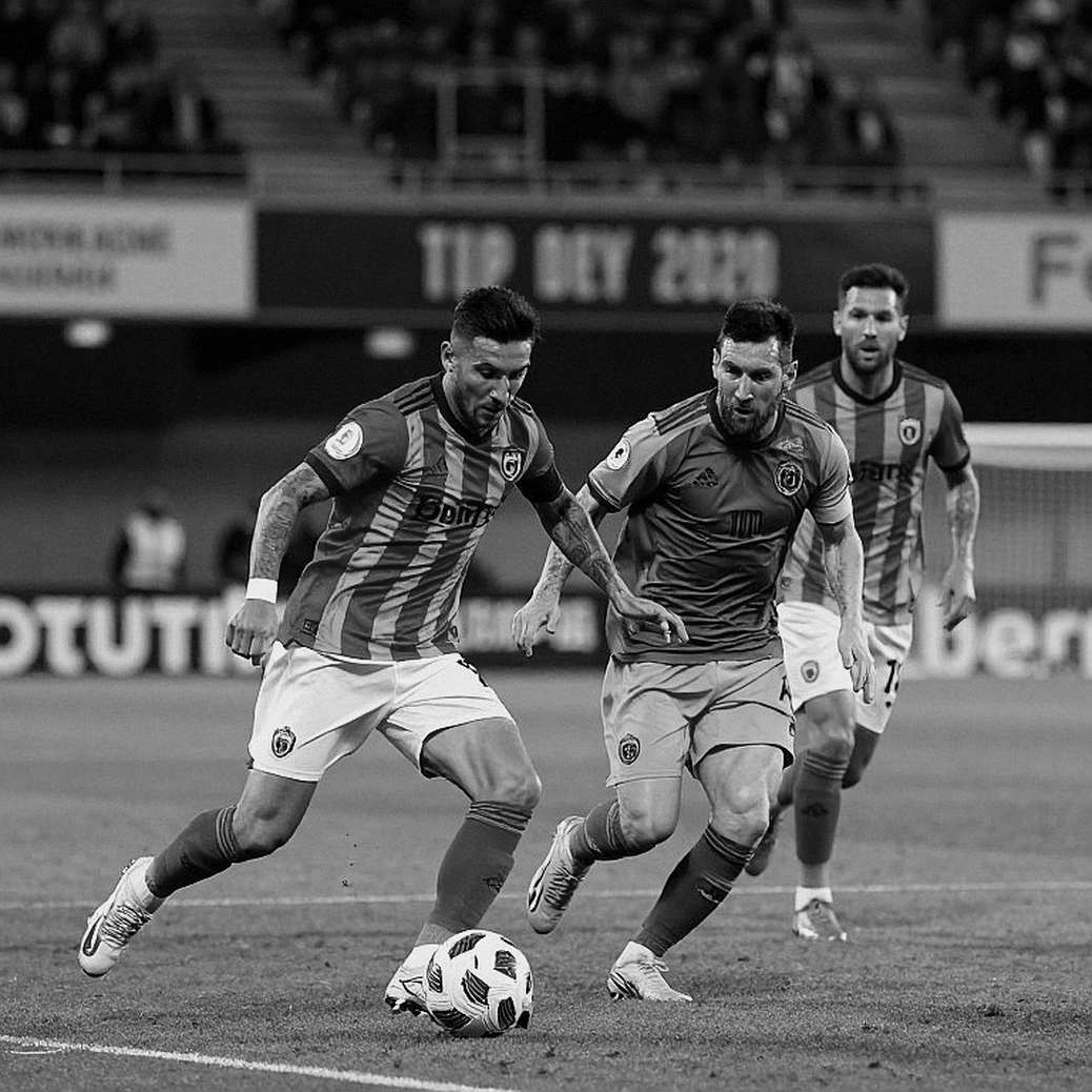 Armando González gọi Chicharito là thần tượng: một lời thú nhận đẹp và một cái bẫy chiến thuật ở Piraeus