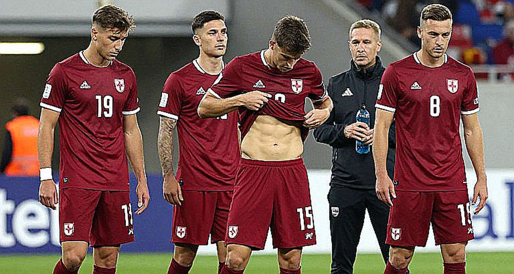 Tám giây ở Augsburg: Bayern gục ngã vì thứ họ không bao giờ luyện tập